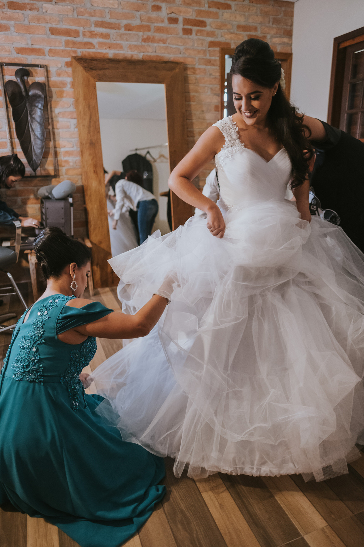 mãe colocando vestido na filha dia da noiva casamento Espaço Vista Verde Ribeirão
