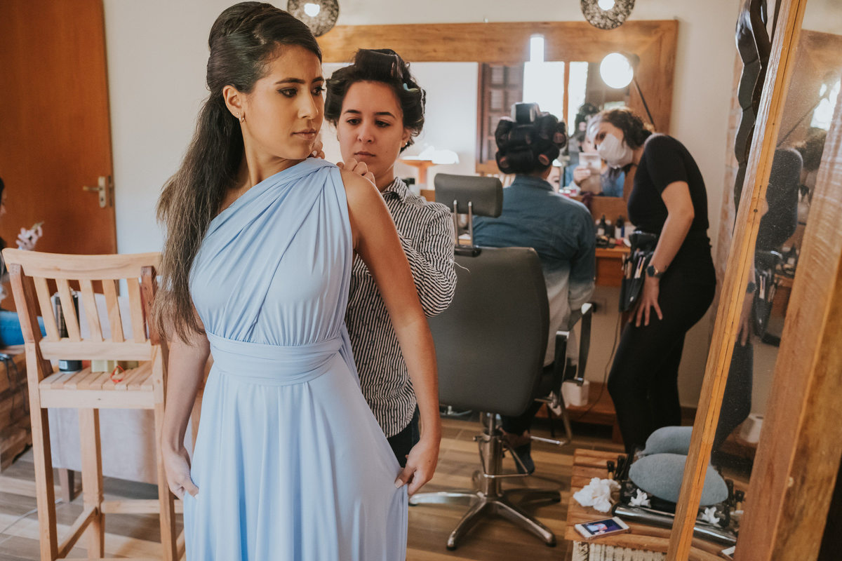 noiva vestindo a irmã dia da noiva casamento Espaço Vista Verde Ribeirão