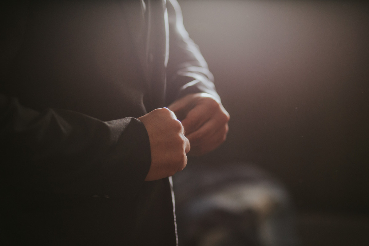 noivo fechando o terno dia do noivo casamento Sítio São Jorge Buffet e Eventos