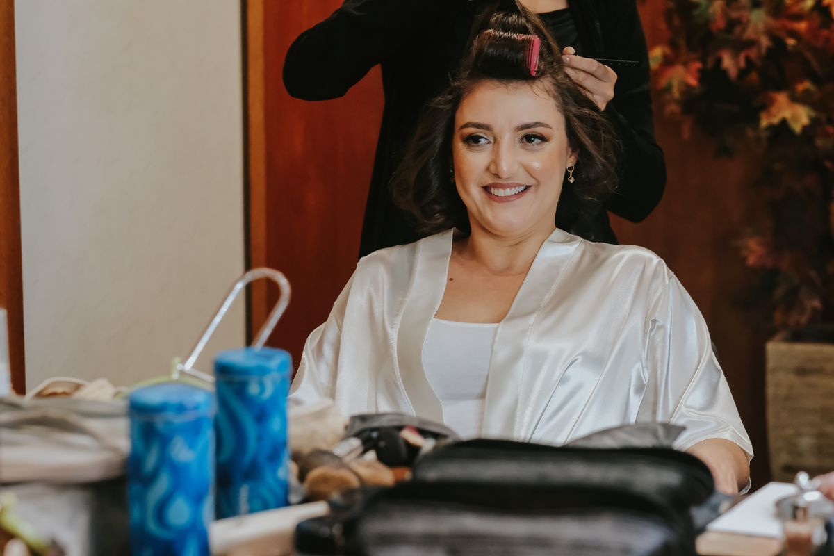 fazendo o penteado Dia da noiva casamento Sítio São Jorge Buffet e Eventos