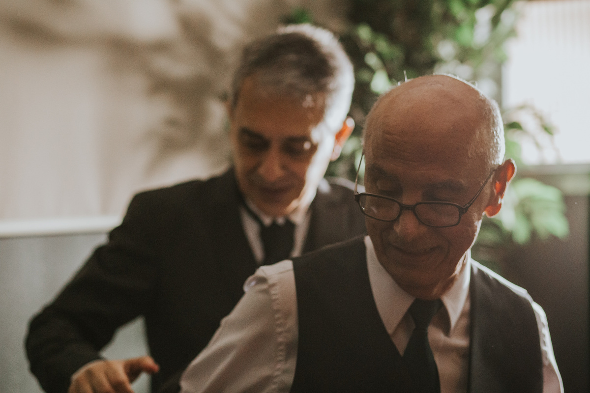 noivo com o sogro dia do noivo casamento Sítio São Jorge Buffet e Eventos