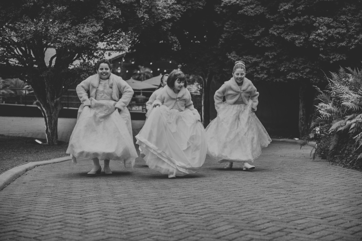 daminhas correndo para cerimonia casamento Sítio São Jorge Buffet e Eventos