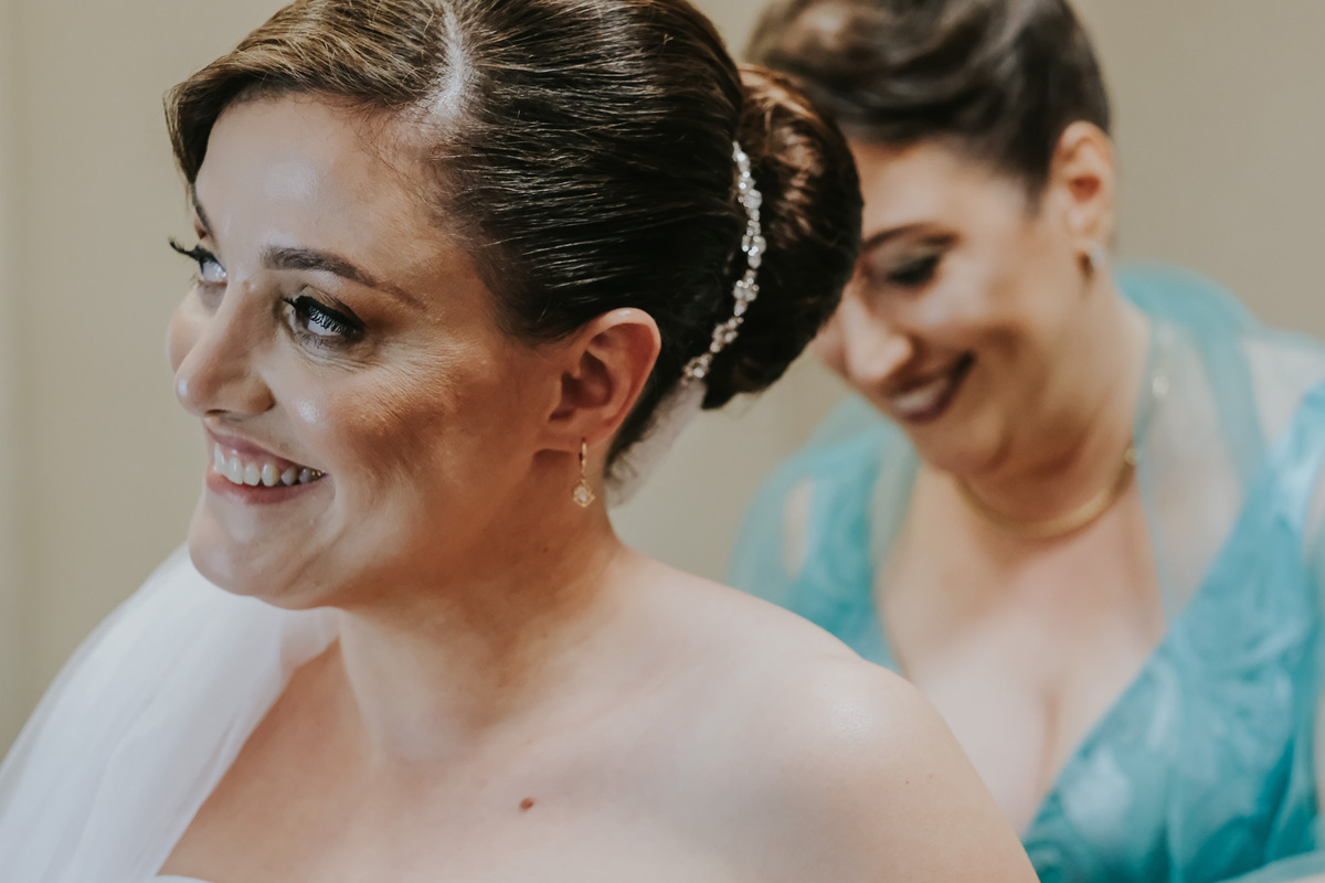 irmã fechando o vestidoDia da noiva casamento Sítio São Jorge Buffet e Eventos