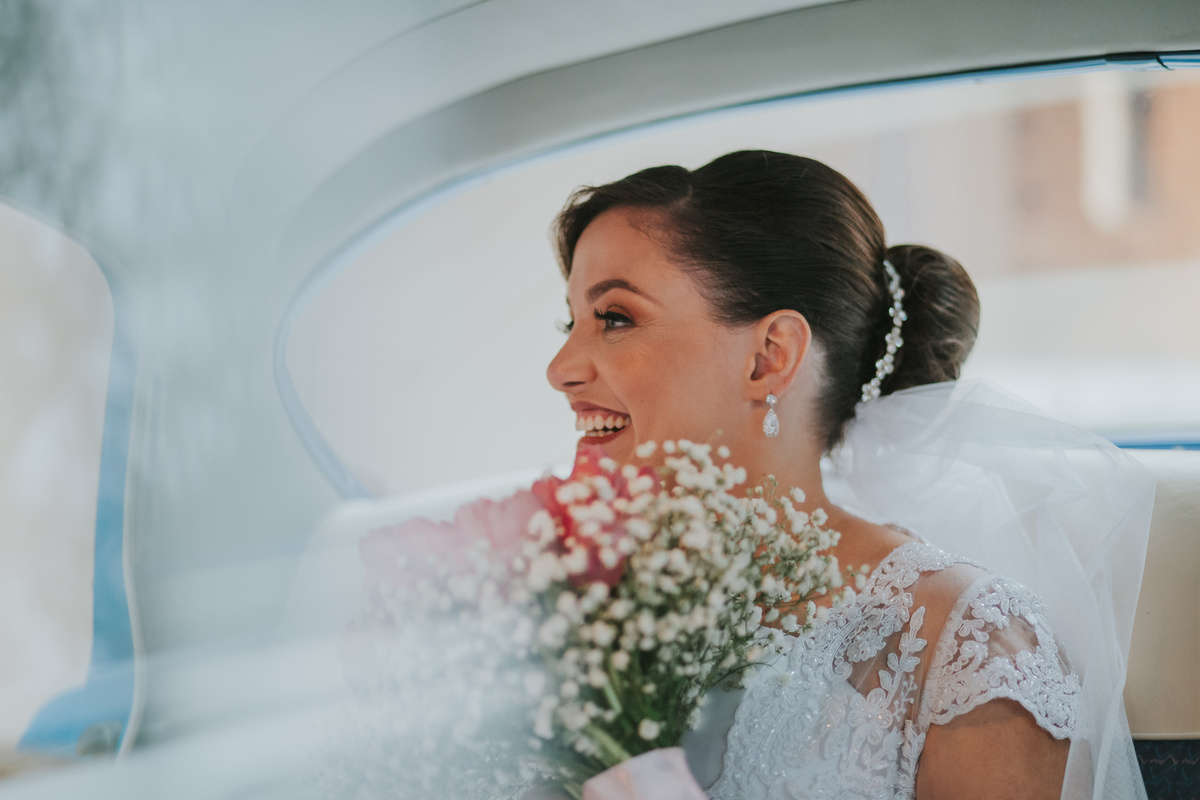 noiva no carro feliz casamento Sítio São Jorge Buffet e Eventos