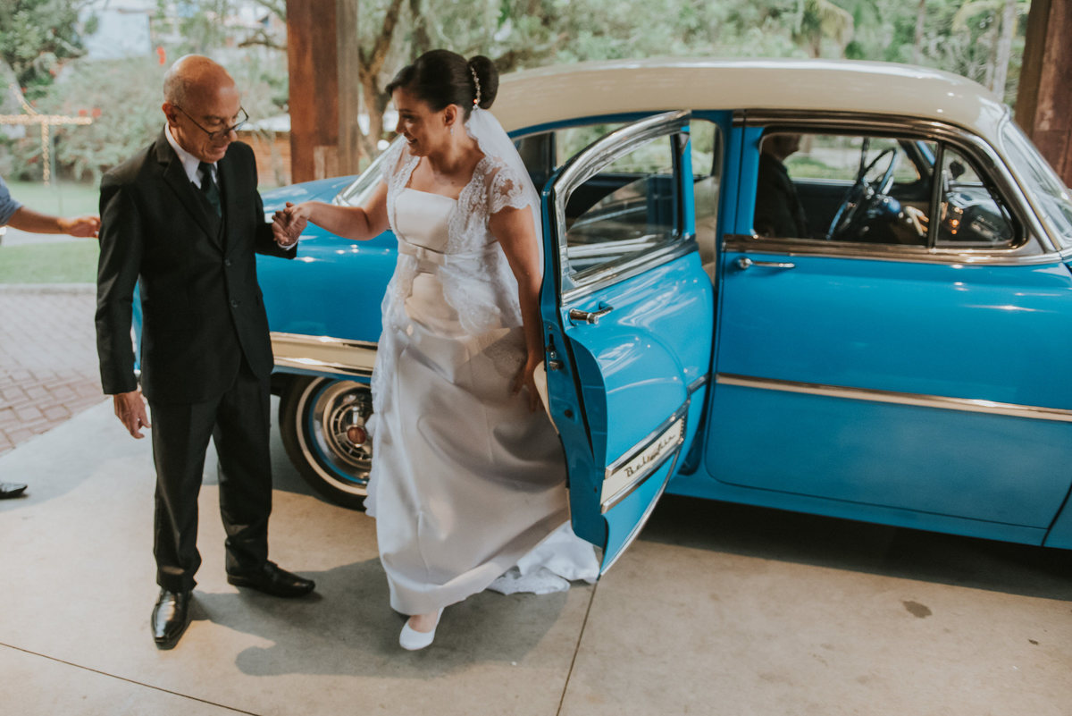 noiva descendo do carro com o pai casamento Sítio São Jorge Buffet e Eventos