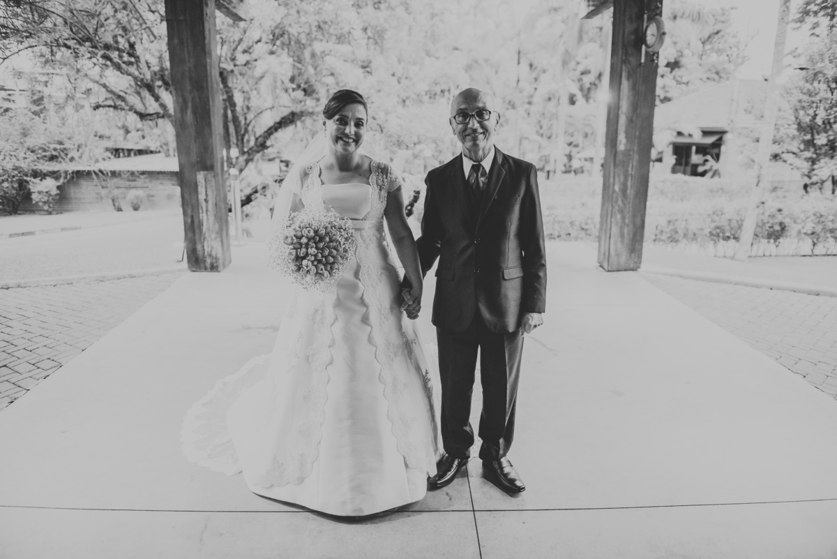 entrada da noiva com o pai casamento Sítio São Jorge Buffet e Eventos