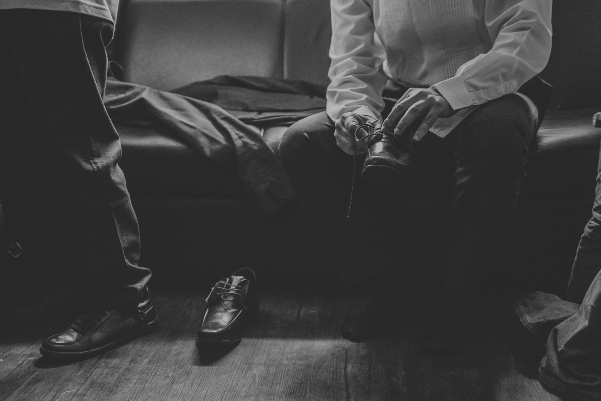 noivo colocando o sapato dia do noivo casamento Sítio São Jorge Buffet e Eventos