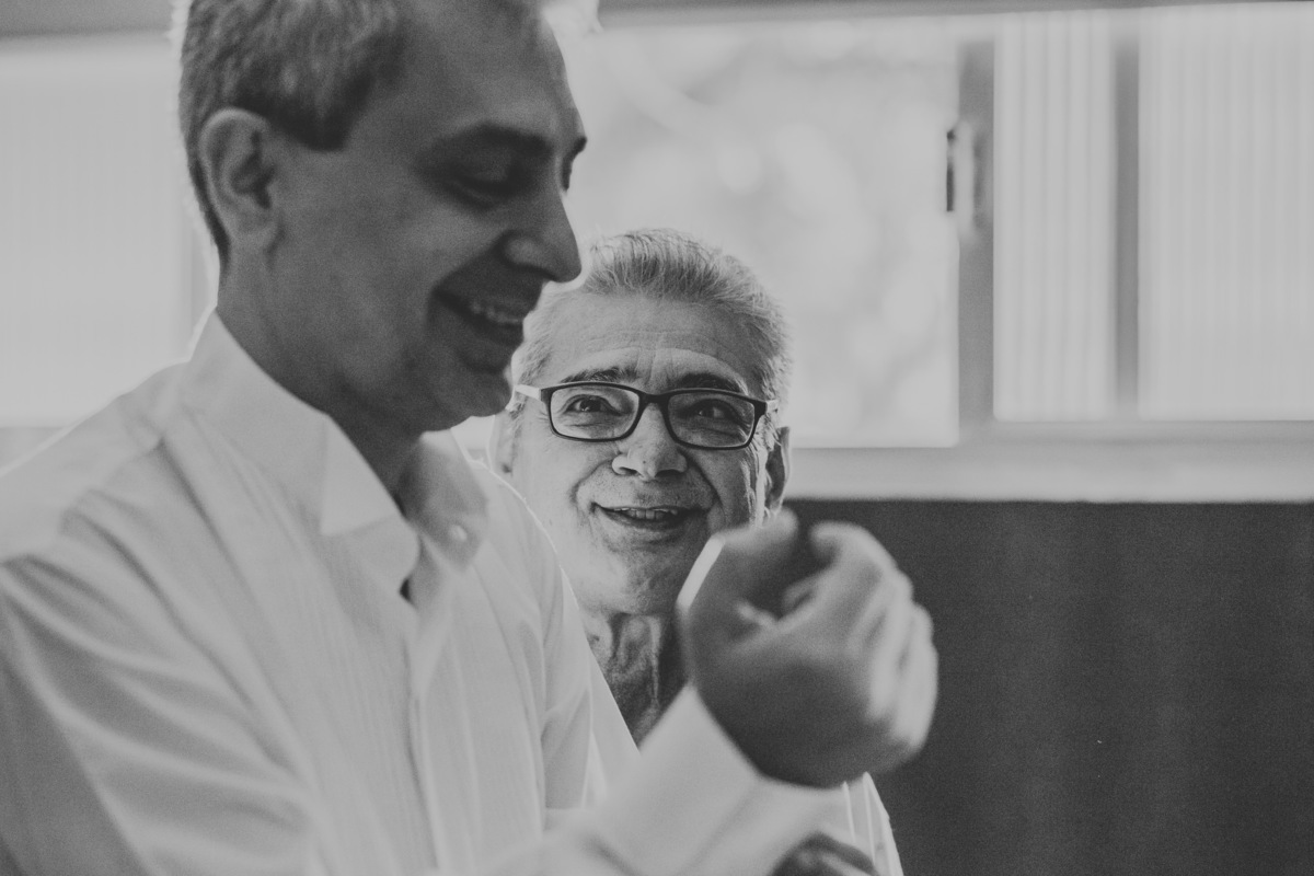 pai sorrindo noivo arrumando a camisa dia do noivo casamento Sítio São Jorge Buffet e Eventos