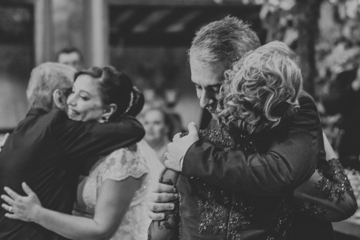 abraço pais do noivo casamento Sítio São Jorge Buffet e Eventos