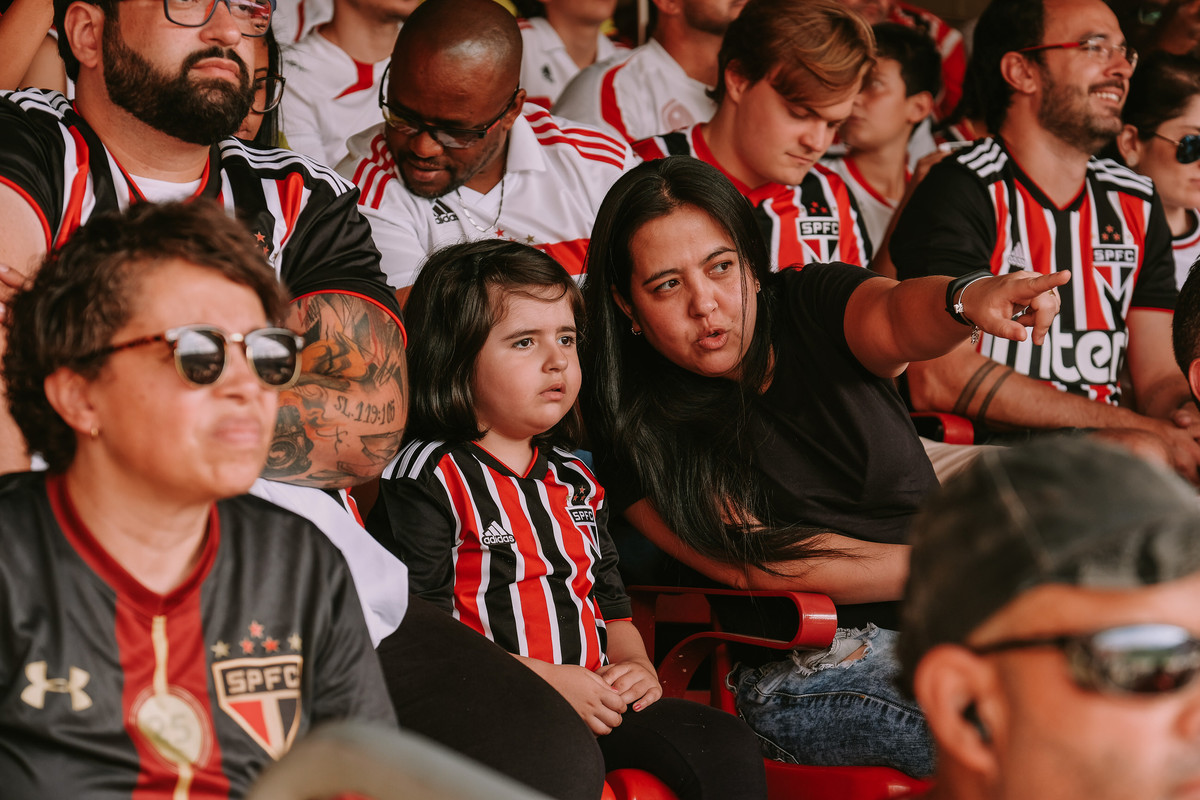 Camila explicando o jogo Ensaio família Martins Estádio do Morumbi