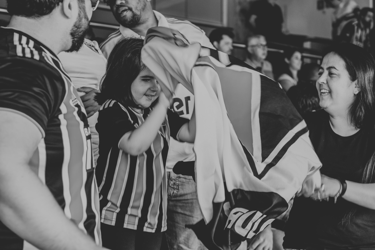 brincando com a bandeira Ensaio família Martins Estádio do Morumbi