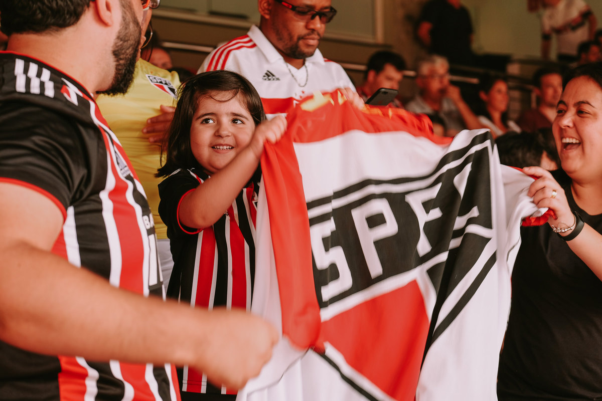 brincando com a bandeira Ensaio família Martins Estádio do Morumbi