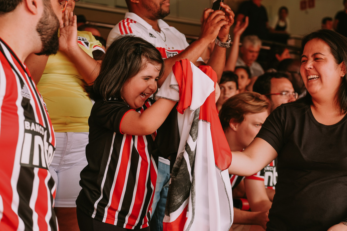 brincando com a bandeira Ensaio família Martins Estádio do Morumbi