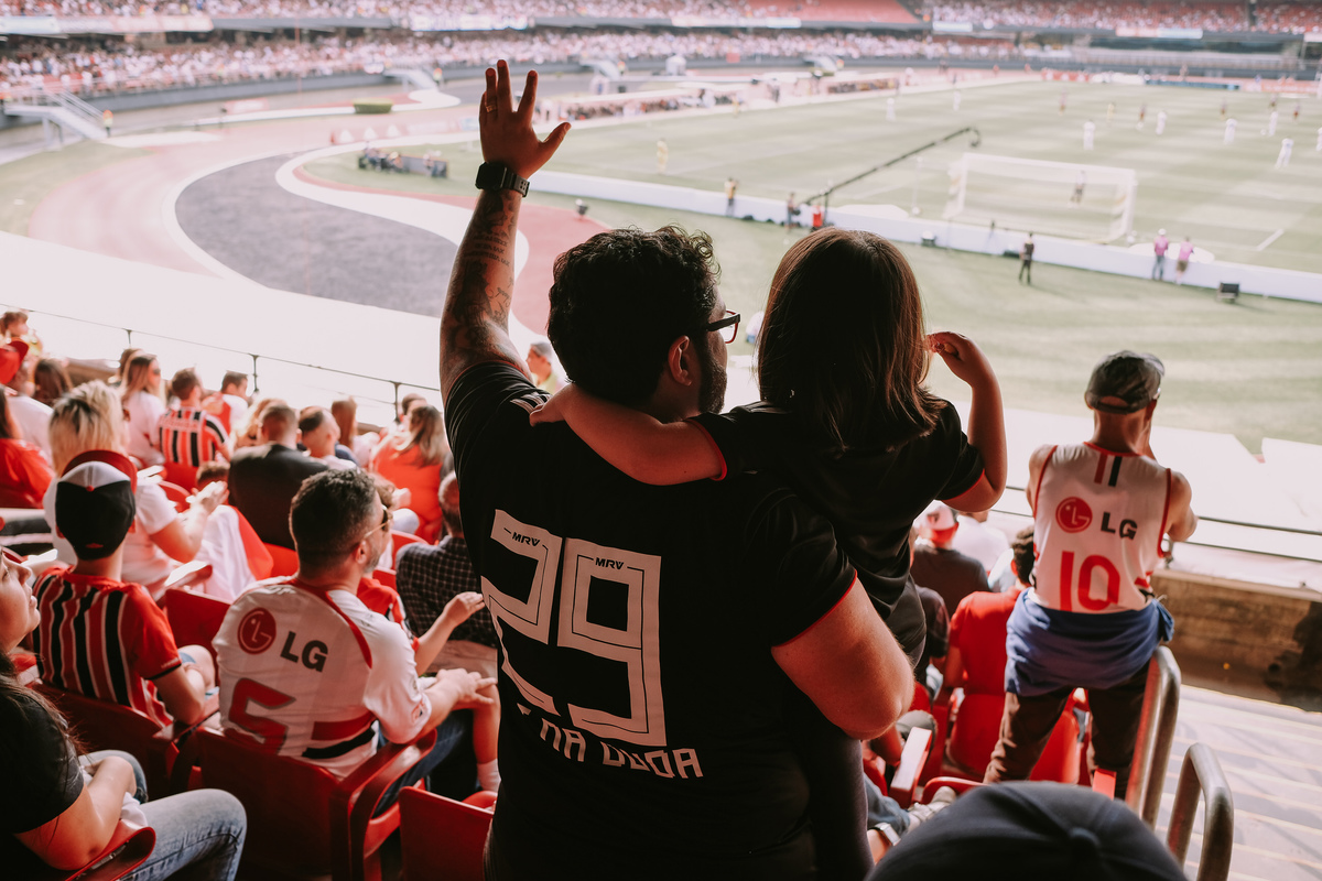 Pai e filha torcendo juntos Ensaio família Martins Estádio do Morumbi