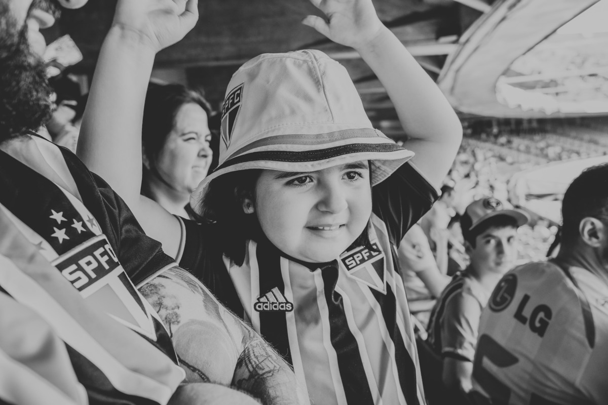 Duda torcendo Ensaio família Martins Estádio do Morumbi