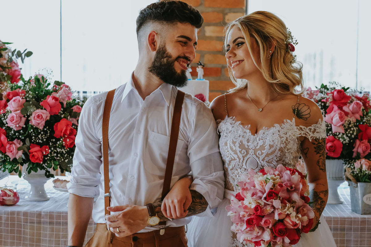  olhar em frente a mesa do bolo Espaço Verde casamento Millena e Esthevan