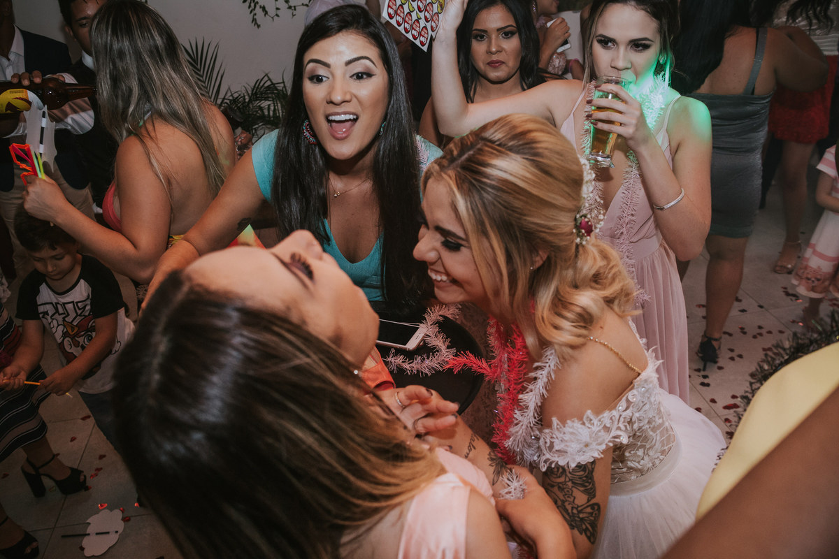 noiva dançando com as amigas  Espaço Verde casamento Millena e Esthevan