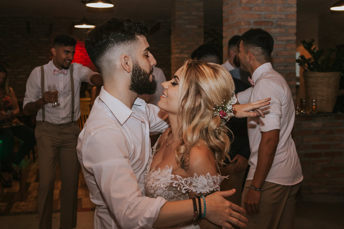 noivos dançando Espaço Verde casamento Millena e Esthevan