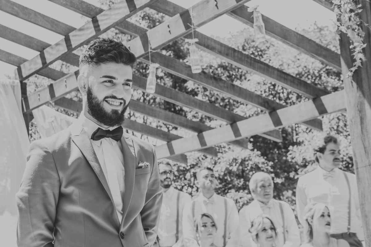 noivo olhando a dama de honra  Espaço Verde casamento Millena e Esthevan