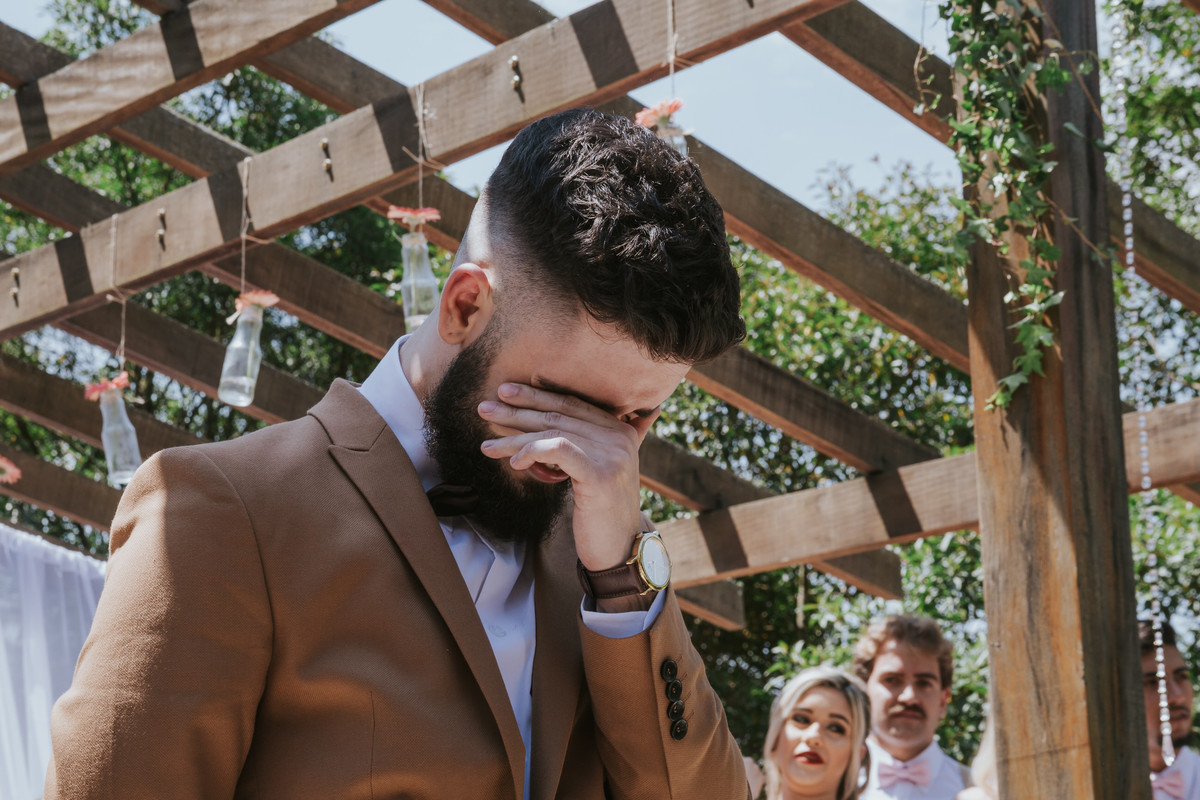 noivo emocionado  Espaço Verde casamento Millena e Esthevan