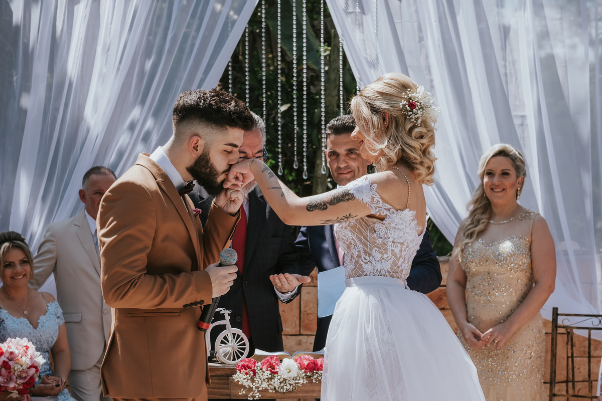 beijo aliança  Espaço Verde casamento Millena e Esthevan