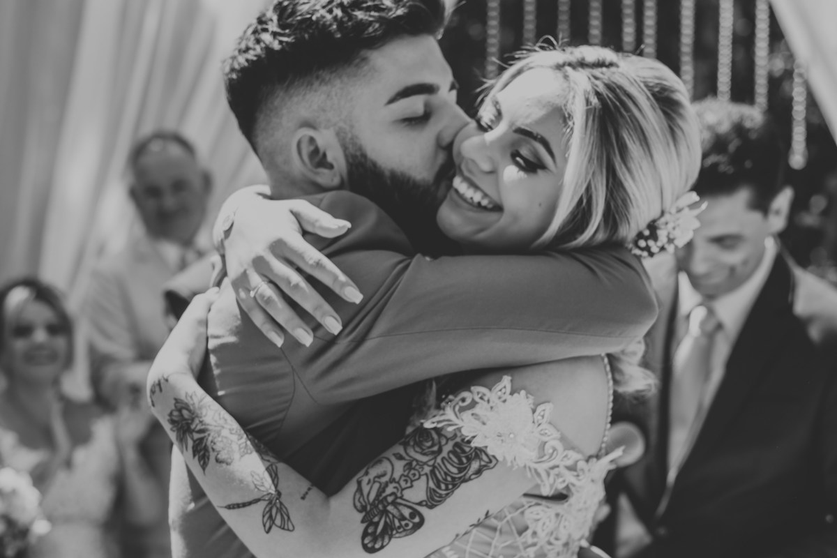 abraço casados  Espaço Verde casamento Millena e Esthevan