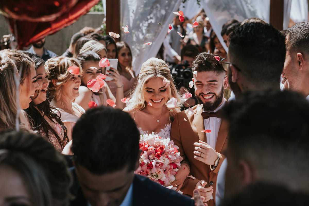 jogando pétalas nos noivos  Espaço Verde casamento Millena e Esthevan