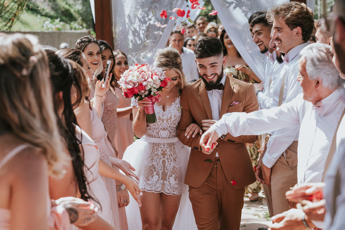 jogando pétalas nos noivos  Espaço Verde casamento Millena e Esthevan