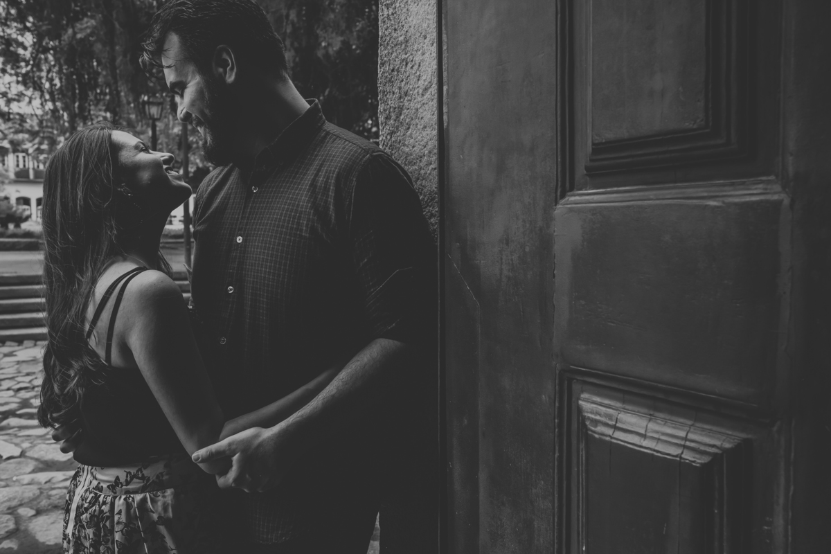 ensaio Juliane e Paulo Paraty RJ centro histórico porta igreja