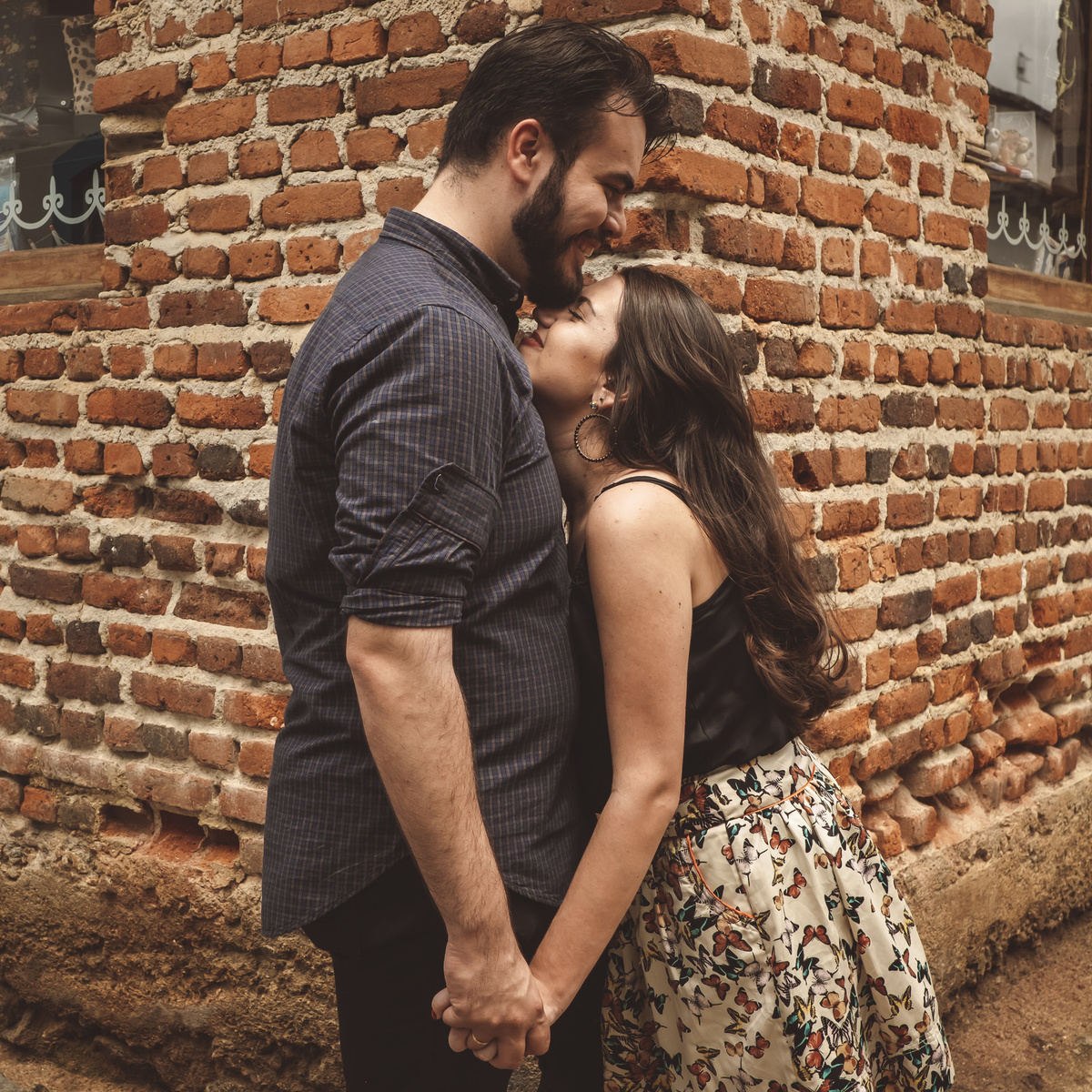 ensaio Juliane e Paulo Paraty RJ centro histórico parede tijolinhos