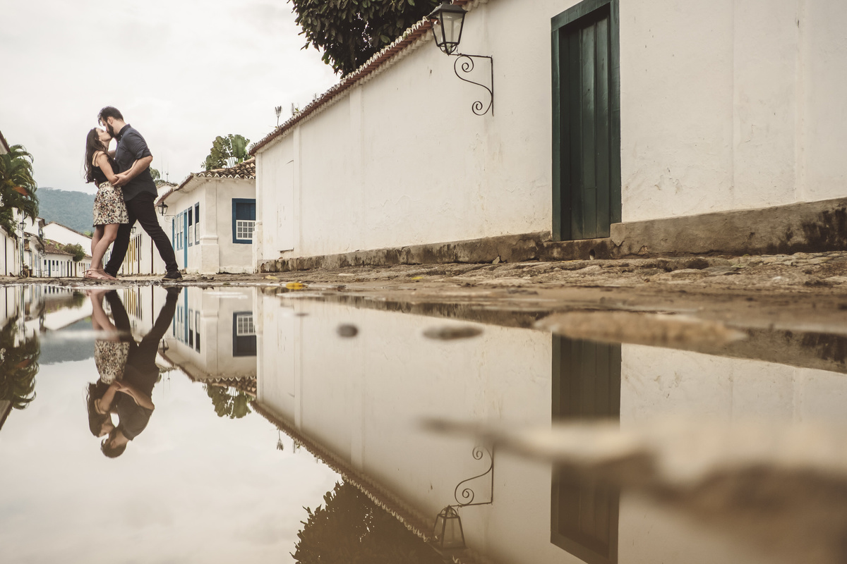 ensaio Juliane e Paulo Paraty RJ centro histórico reflexo água