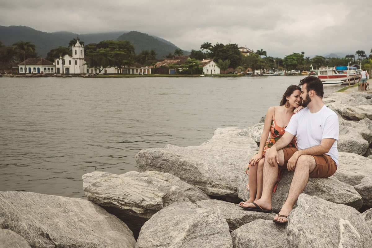 ensaio Juliane e Paulo Paraty RJ canal cidade ao fundo