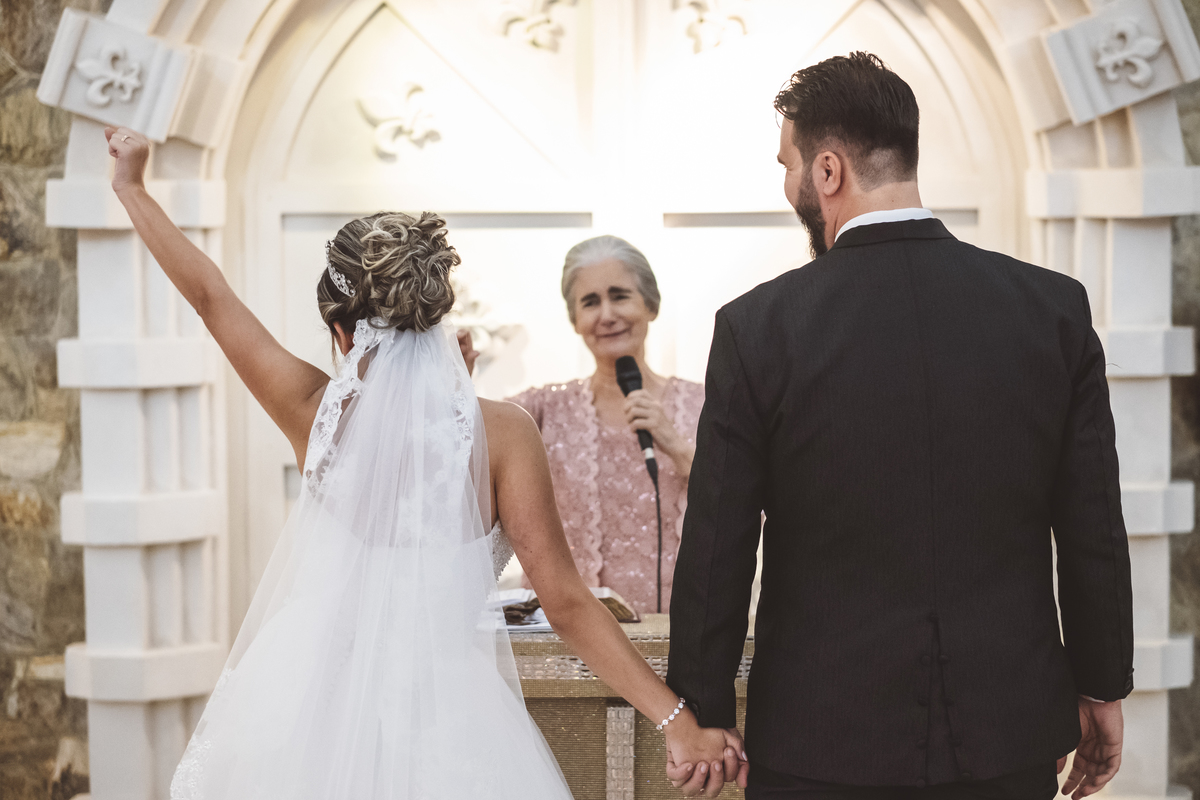 Noiva comemorando Monte Castelo Eventos