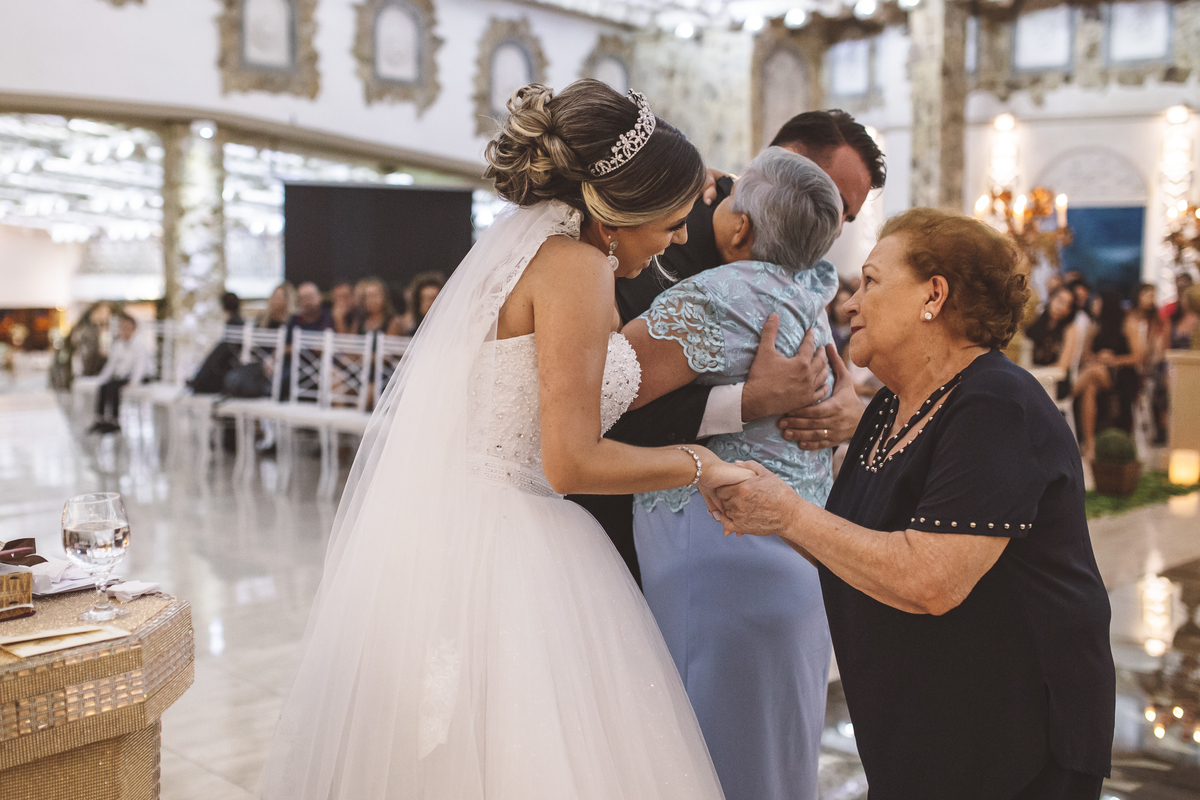 noivo abraçando avó Monte Castelo Eventos