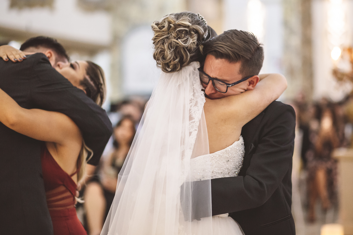 Noiva abraçando o irmão