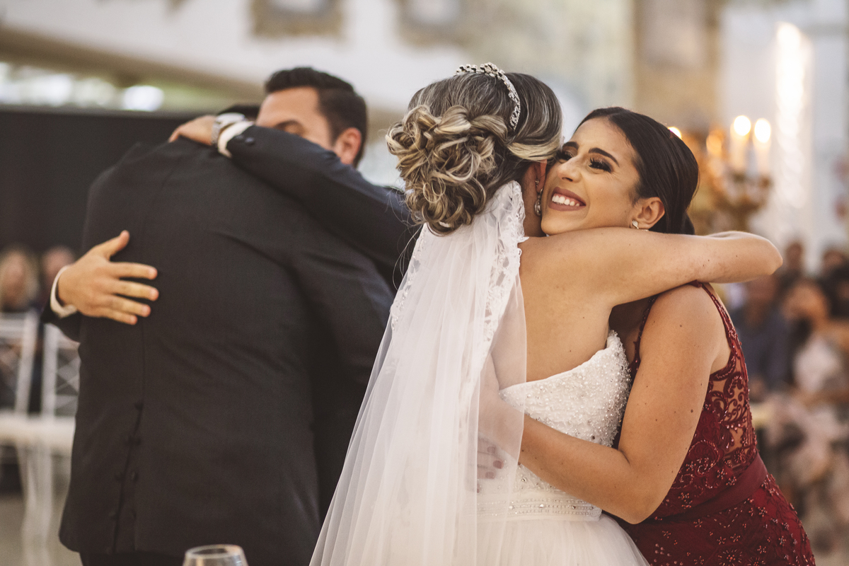 noiva abraçando irmã Monte Castelo Eventos