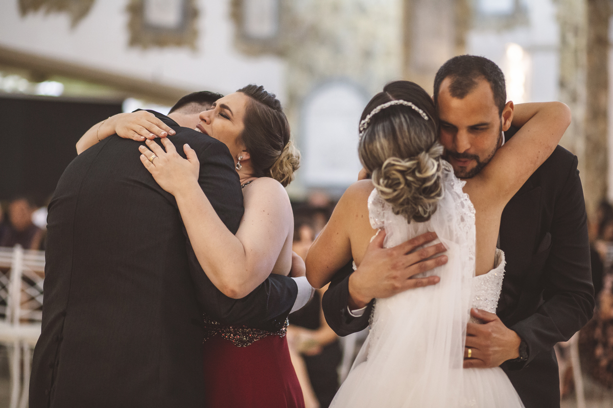 noivos abraçando padrinhos Monte Castelo Eventos