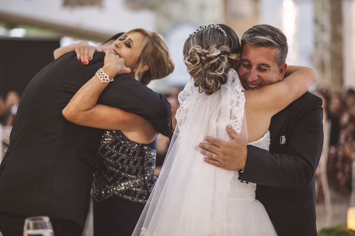 noivos abraçando pais da noiva Monte Castelo Eventos