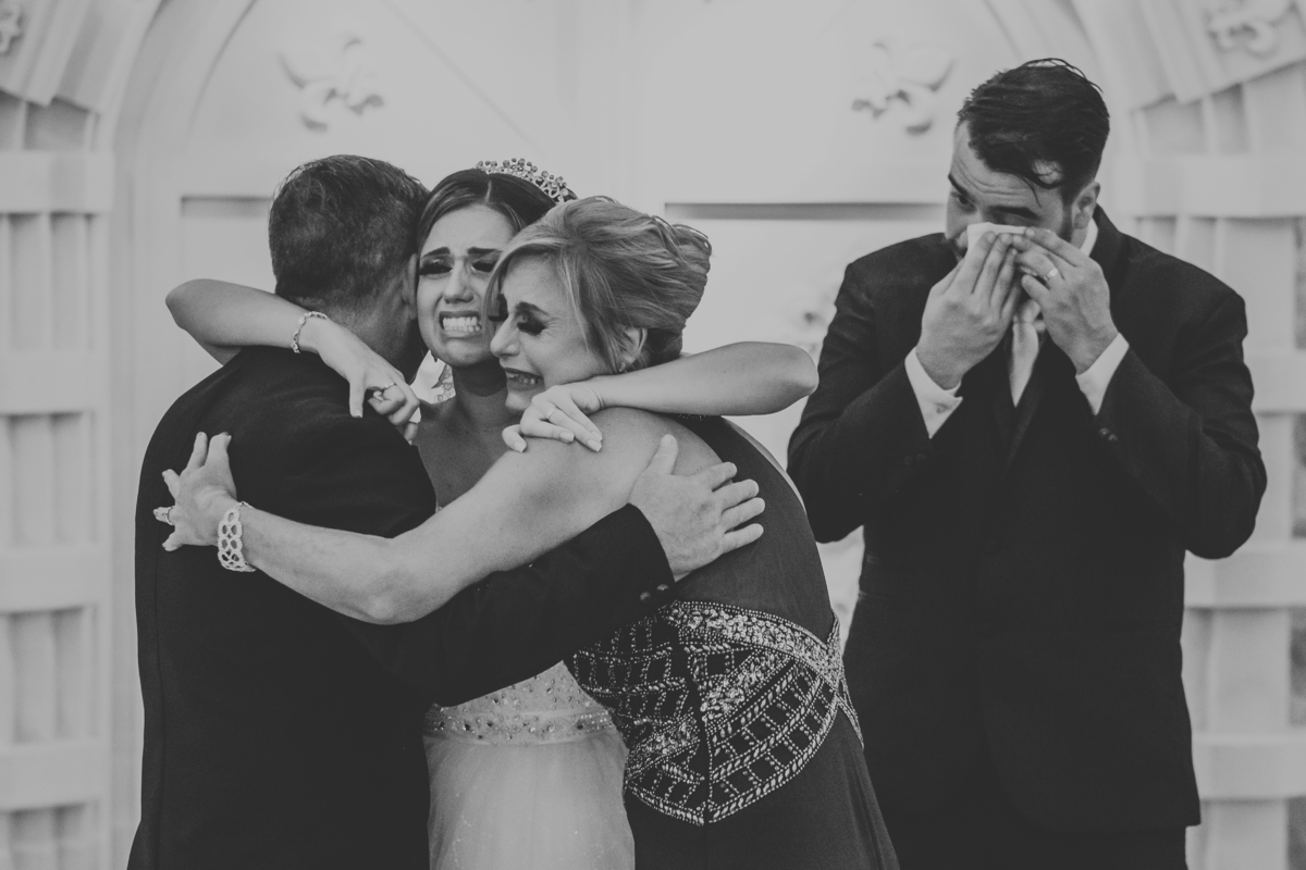 pais da noiva e noivos emocionados Monte Castelo Eventos