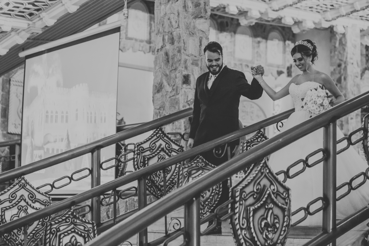 Noivos entrando na festa Monte Castelo Eventos