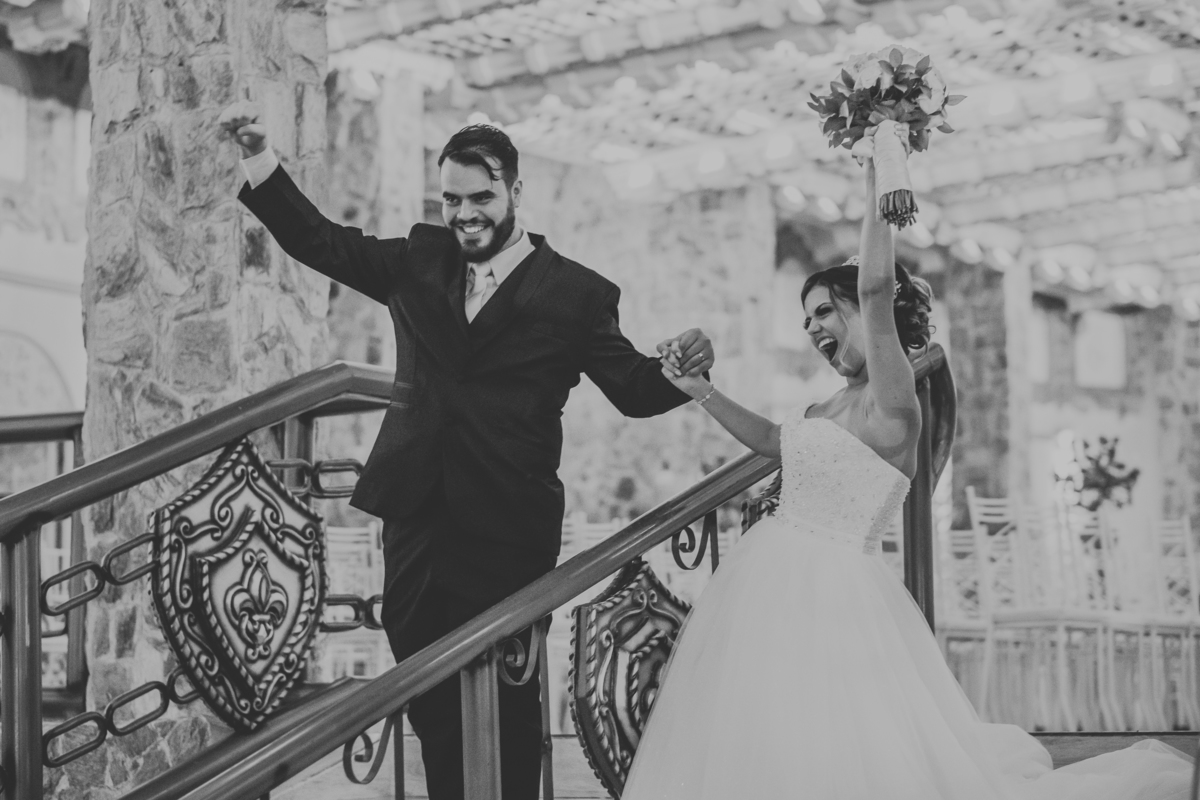 Noivos entrando na festa Monte Castelo Eventos