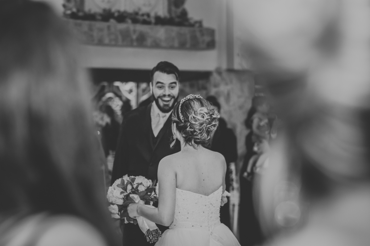 Noivos entrando na festa Monte Castelo Eventos