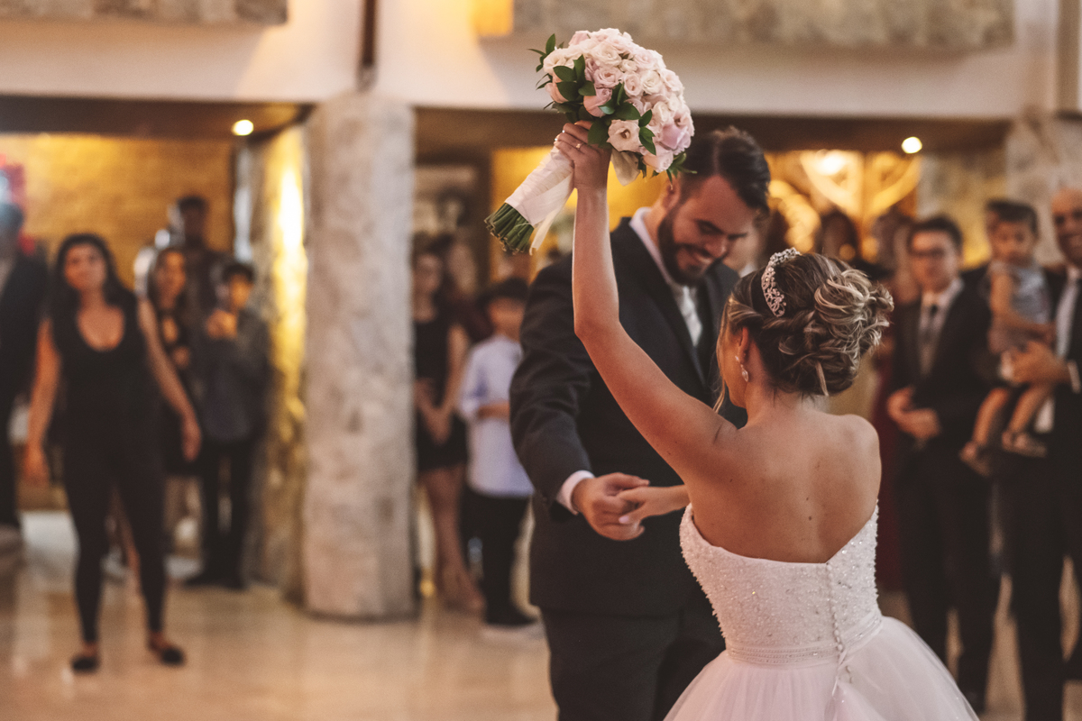 Noivos entrando na festa Monte Castelo Eventos