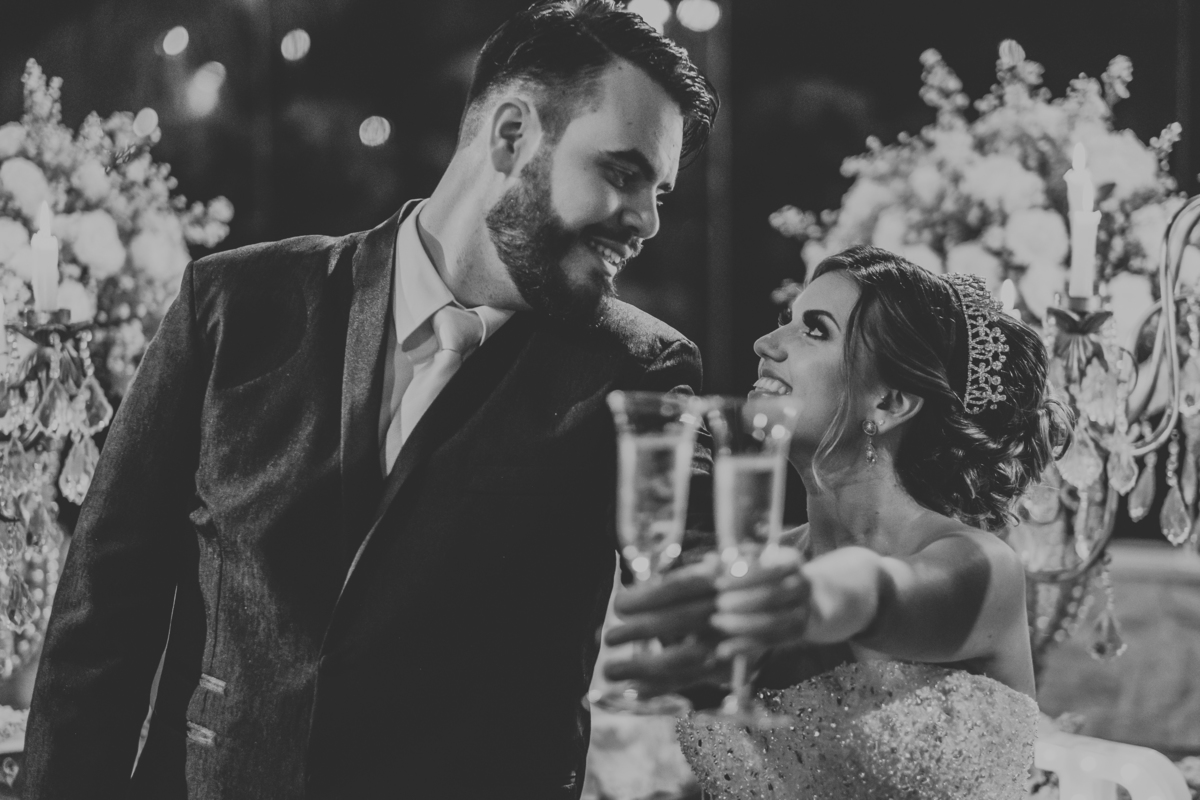 Noivos brindando Monte Castelo Eventos