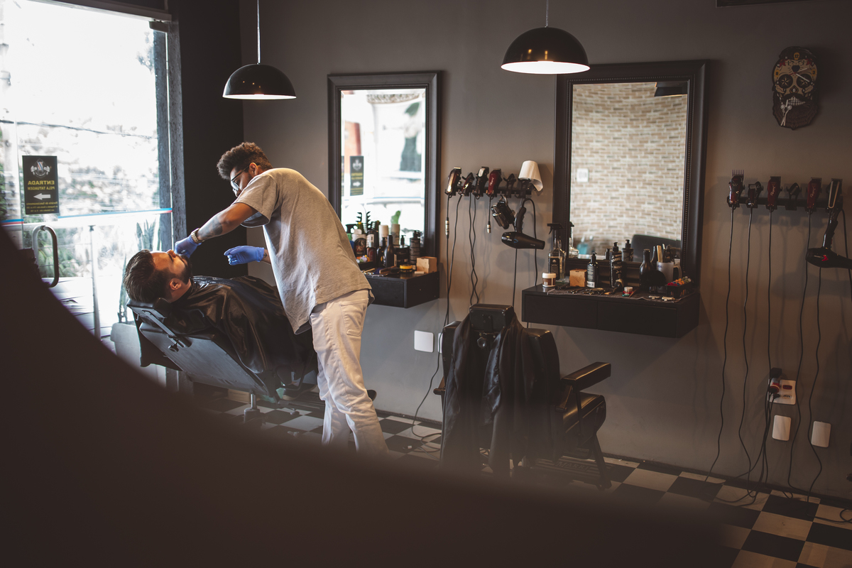 Dia do noivo barbearia Slim Paulinho cortando o cabelo