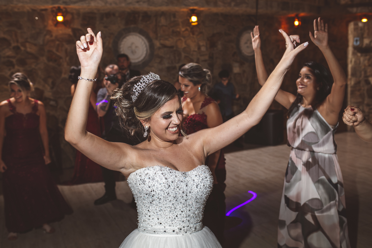 noiva dançando Monte Castelo Eventos