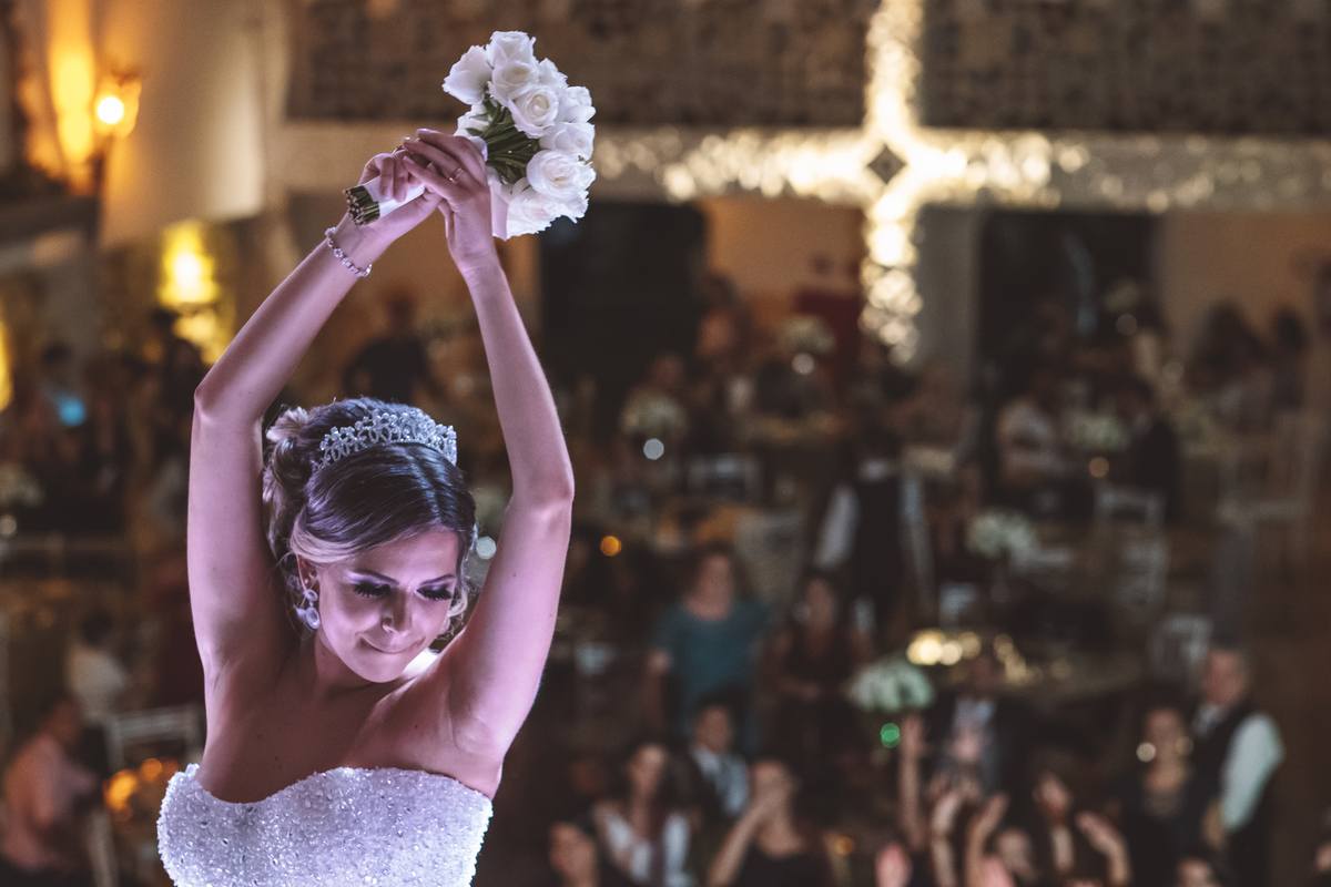noiva jogando bouquet Monte Castelo Eventos