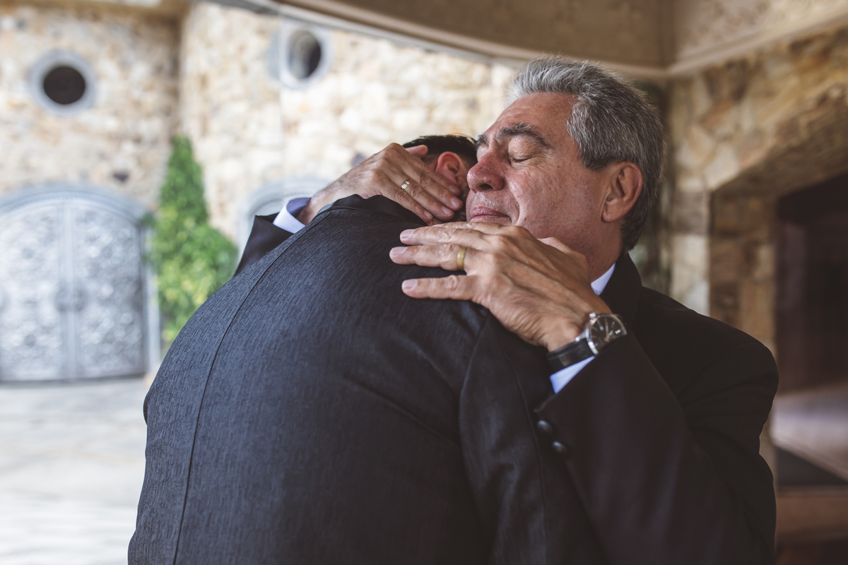 Pai do noivo e noivo emocionados Monte Castelo Eventos
