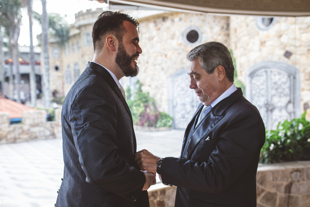 Pai do noivo e noivo emocionados últimos detalhes Monte Castelo Eventos