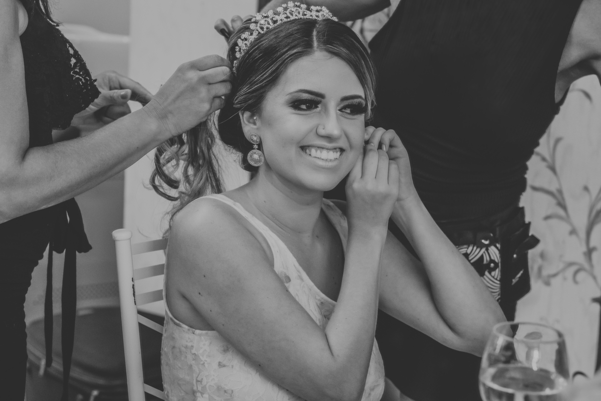 Dia da noiva Juliane colocando o brinco Monte Castelo Eventos